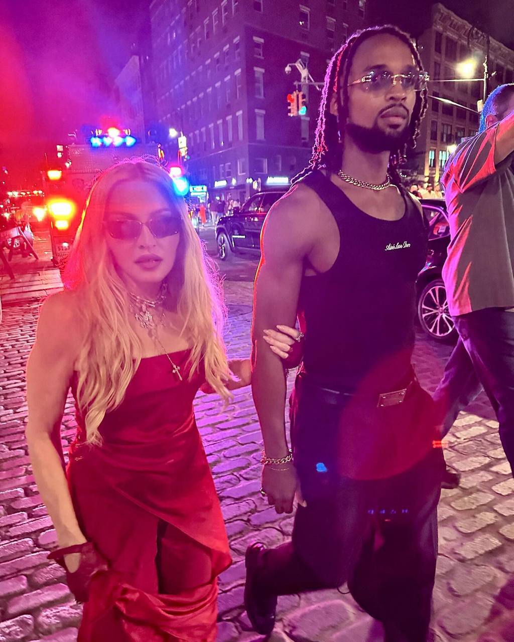 Мадонна выходит замуж за своего той-боя 